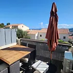 Cosy Avec Terrasse * LʼÎle-Rousse