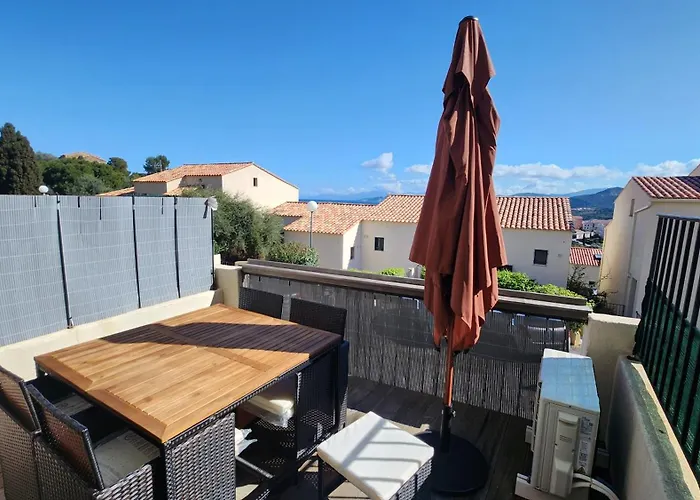 Cosy Avec Terrasse * LʼÎle-Rousse